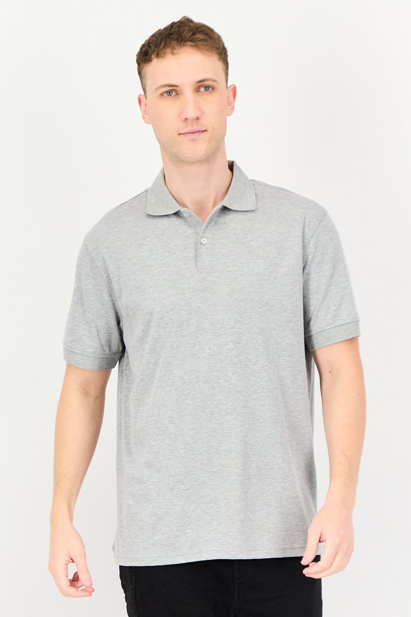 Chaps تي شيرت بولو قصير الأكمام للرجال بتصميم عادي وشعار مطرز، رمادي - Image 1